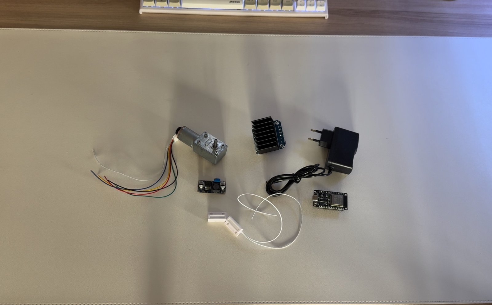 Componentes electrónicos del estor inteligente: motor, ESP32, driver y alimentación